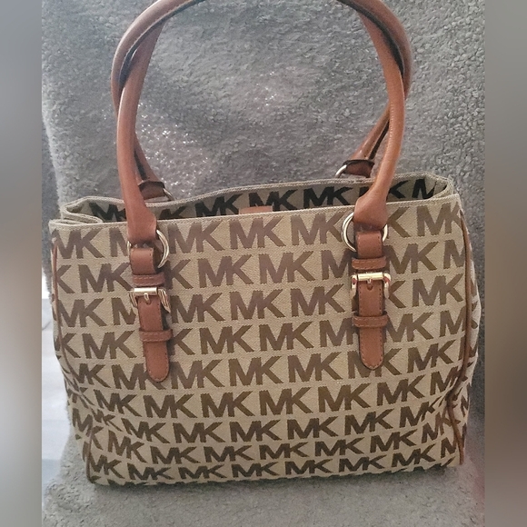Michael Kors Handbags - Michael Kors Jet Set Medium Work Tote or Purse Excellent condition